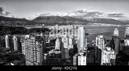 Vancouver con le montagne circostanti Foto Stock