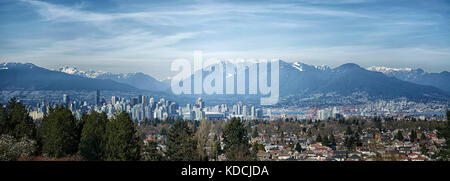 Vancouver con le montagne circostanti Foto Stock