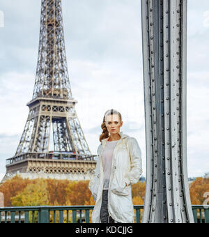 Anno fit & hip a Parigi. a piena lunghezza Ritratto di giovane donna fitness in piedi contro la Torre Eiffel a Parigi Foto Stock