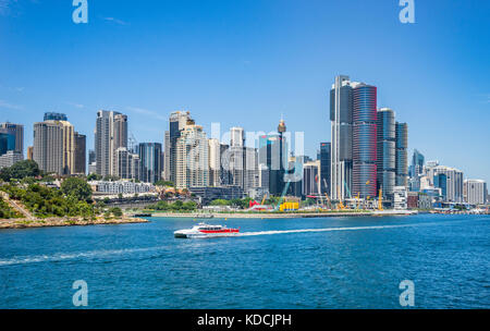 Australia, Nuovo Galles del Sud, Sydney Darling Harbour, vista del molo di Barangaroo Riserva, Nawi Cove e la skyline di Sydney con la prominente un Ristorante Foto Stock