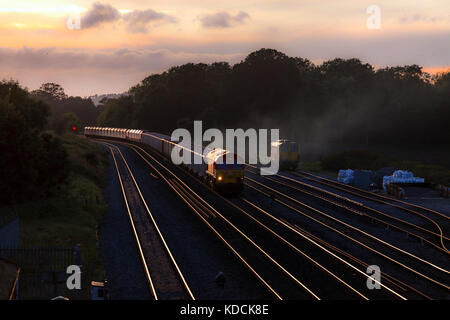 Un DB Cargo classe 59 motrice passa Woodborough (tra Pewsey & Westbury) con un treno che porta da aggregati Merehead Quarry - Londra Foto Stock