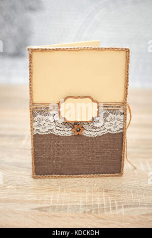 Decorate wedding guest book sul tavolo di legno. vintage handmade desiderate prenotare con cavo. Foto Stock