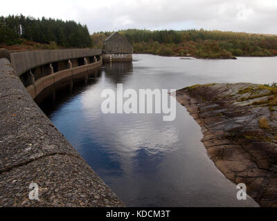 La diga a llyn serbatoio trawsfynydd, GWYNEDD, Snowdonia National Park, North Wales, Regno Unito Foto Stock