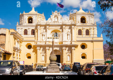 Antigua Guatemala - 4 marzo 2017: iglesia de la Merced, Antigua Guatemala, iconico chiesa risalente al 1767 con un ornato facciata di colore giallo Foto Stock