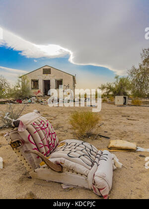 Abbandonato casa storica etichettate con graffiti nel centro del deserto, California. Foto Stock