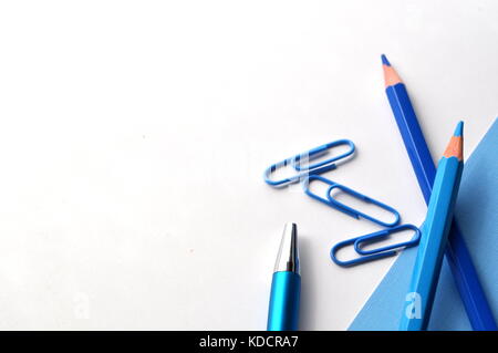 Stile immagine di stock di lavoro o spazio di apprendimento con fermo, copia spazio su uno sfondo bianco. Foto Stock