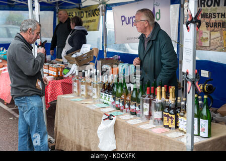 Visitatori guardare intorno le bancarelle a Steyning Farmers Market in West Susssex, Inghilterra. Foto Stock