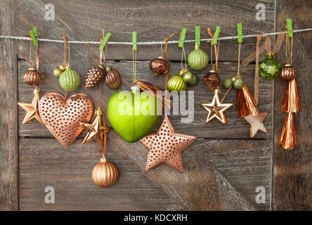 In legno rustico sfondo di Natale con ornamenti di festa Foto Stock