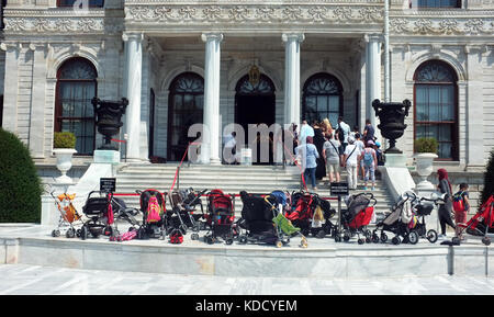 Istanbul, Turchia - 29 agosto 2017: turisti lascia buggy nella parte anteriore dell'edificio mentre sono in coda per i biglietti per visitare Palazzo Dolmabahce in Ist Foto Stock