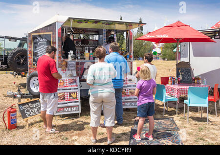 Pressione di stallo di cibo che serve 'Bunny Chow' al mercato di carnevale, Carnival City Casino & Entertainment World, Brakpan, East Rand, Gauteng, Sud Africa Foto Stock