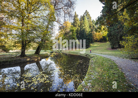 Pruhonice, Repubblica Ceca - 30 settembre 2017: persone che visitano pruhonice chateau park. Foto Stock