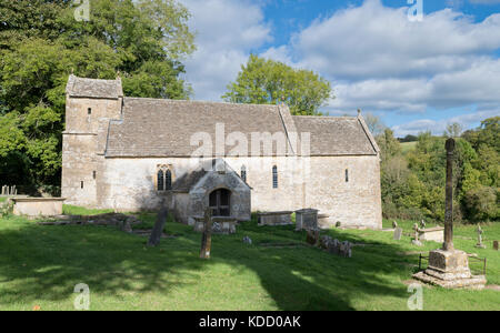 St Michaels chiesa sassone a Duntisbourne rouse, Cotswolds, Gloucestershire, Inghilterra Foto Stock