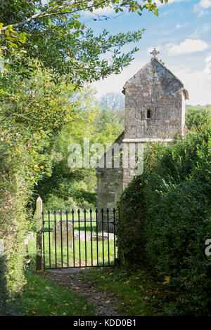 St Michaels chiesa sassone a Duntisbourne rouse, Cotswolds, Gloucestershire, Inghilterra Foto Stock