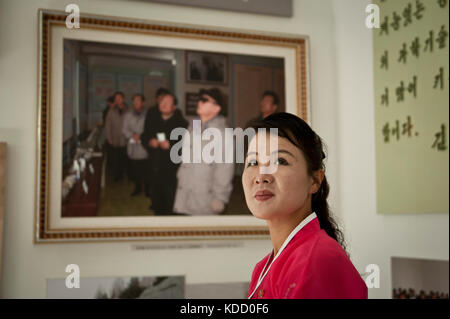 Cette femme habillée de l'habit traditionnel Nord coréen le Hanbok nous fait visiter l'université de l'Agriculture à Wonsan. C'est une université modè Foto Stock