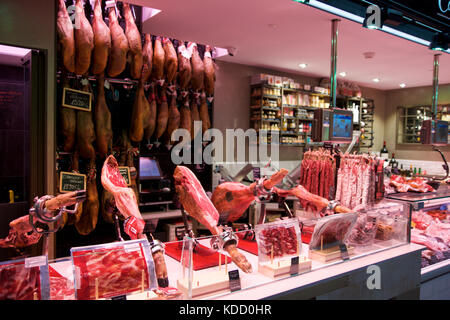 Tarragona, Spagna - agosto 28th, 2017: butcher lavora alla velocità di stallo sul mercato locale del mercat centrale nella provincia di Tarragona. Foto Stock