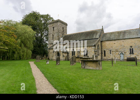 La chiesa di Tutti i Santi nel Nord Yorkshire villaggio di Hovingham; detto di avere una delle più belle torri sassone nel nord dell'Inghilterra Foto Stock