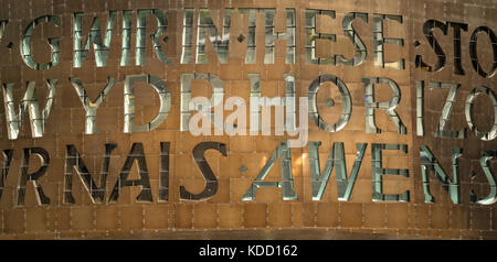 Rivestimento di rame con ritagliare delle scritte sulla parte esterna del Millenium Center, la Baia di Cardiff, Cardiff Wales, Regno Unito Foto Stock