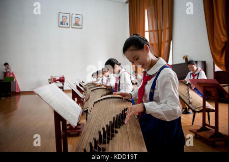 Des jeunes nord coréens s’initent à la broderie, la musique, la danse et à la calligraphie au palais des enfants de Pyongyang le 13 ottobre 2012. Né Foto Stock