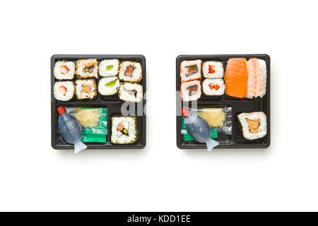Mangiare insieme di sushi in scatola. diversi tipi di sushi. vista dall'alto. Foto Stock