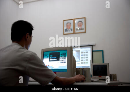 Des jeunes nord coréens s’initent à l’informatique au palais des enfants de Pyongyang le 13 ottobre 2012. I giovani coreani sono introdotti a compu Foto Stock