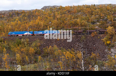 ORE LINE, NORVEGIA, IL 14 SETTEMBRE 2017. La vista di un treno di ferro ore scende lungo la montagna verso Narvik. Uso editoriale. Foto Stock