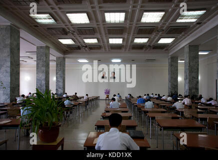 Des Nord coréens étudient à la grande maison des études du peuple de Pyongyang devant le portraits des leaders à Pyongyang, ottobre 2012. Corea del Nord Foto Stock