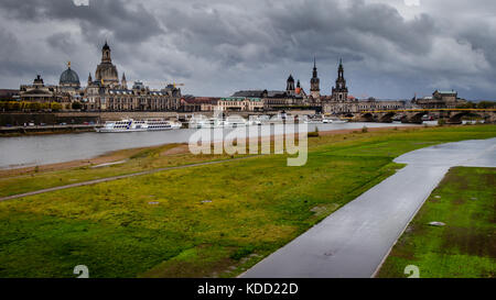 Vista su Dresda dal Käthe-Kollwitz-Ufer in un giorno tempestoso nel mese di ottobre. Potrete vedere la Brühlsche Terrasse, Albertinum, Georg-Treu-Platz Foto Stock