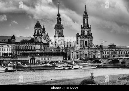 Vista su Dresda dal Käthe-Kollwitz-Ufer in un giorno tempestoso nel mese di ottobre. Si possono vedere le navi Hofkirche, Residenzschloss, Augustusbrücke Foto Stock