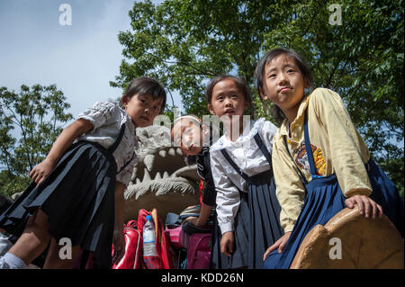 Enfants jouant dans un parc à proximité de Pyongyang le 12 ottobre 2012. Bambini che giocano in un parco vicino a Pyongyang, 12 ottobre 2012 Foto Stock