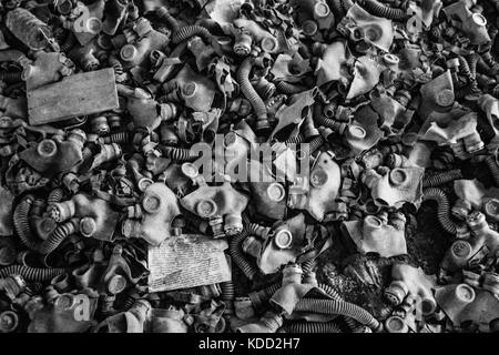 Bambini maschere di gas nella scuola abbandonata chernobyl Foto Stock