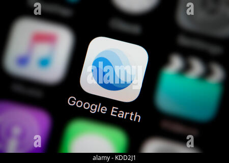 Una inquadratura ravvicinata del logo che rappresenta Google Earth Icona app, come si vede sullo schermo di un telefono intelligente (solo uso editoriale) Foto Stock