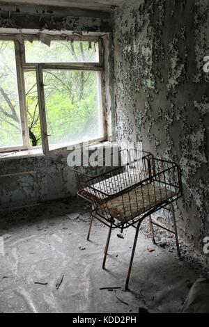 Letti per bambini in ospedale abbandonato pripriat ucraina Foto Stock