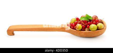 Uva spina e ribes rosso in cucchiaio di legno isolato su sfondo bianco. sani frutti e bacche. Foto Stock