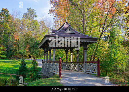 Peterborough Pagoda coperta ponte costruito nel 1894-1895, uno stile Vittoriano legno ponte sul torrente nel pittoresco parco Jackson sulla Trans Canada Trail Foto Stock