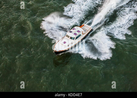 Barca veloce da sopra, East River New York Foto Stock