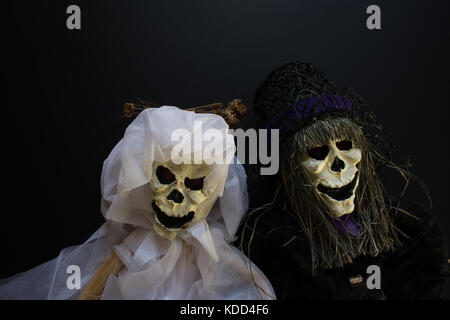 Close up di scheletro sposa e lo sposo in bianco e nero, contro uno sfondo nero. Foto Stock