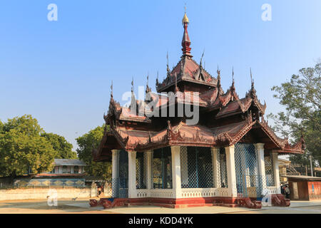 L'edificio che ospita la Campana Mingun a Min Kun sul fiume Irrawaddy vicino a Mandalay in Myanmar (Birmania). Foto Stock