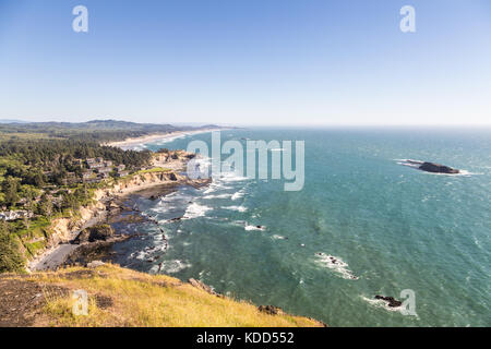 Vista mozzafiato della costa del pacifico tra newport e lincoln in oregon nella parte nord-ovest degli Stati Uniti, da un punto di vista fuori l'autostrada 101 che f Foto Stock