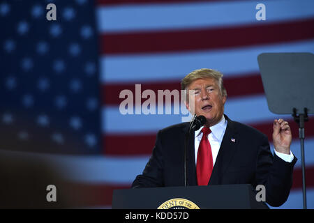 Presidente Trump parla ai membri del pubblico e dei media 11 ott. 2017 Foto Stock