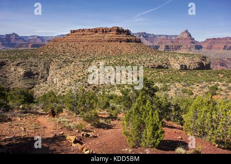 Vista panoramica della Mesa a ferro di cavallo e della roccia del Tempio di Vishnu Su un grande sentiero escursionistico nel Parco Nazionale del Grand Canyon Arizona Stati Uniti Foto Stock