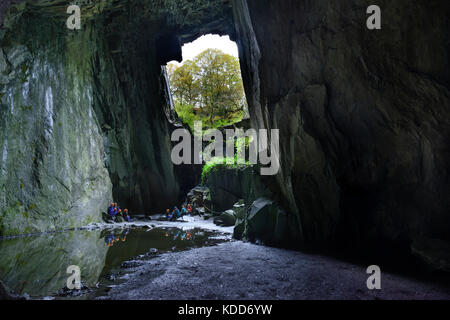 Gruppo di bambini in gita avventura alla Grotta della cattedrale, Cattedrale cava, poco Langdale, Lake District, Cumbria Foto Stock