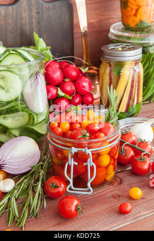 Il decapaggio di verdure fresche con rosmarino e aglio Foto Stock