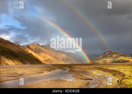 Double Rainbows oltre l'Barmur riolite montagne e il fiume Jokulgilskvisl a Landmannalaugar Islanda Foto Stock