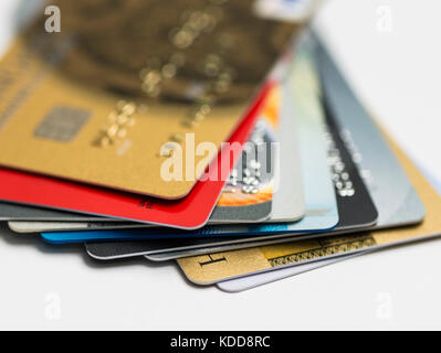 Pila multicolore di carte di credito di close-up Foto Stock