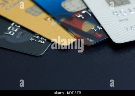 Pila multicolore di carte di credito di close-up Foto Stock