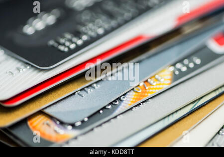 Pila multicolore di carte di credito di close-up Foto Stock