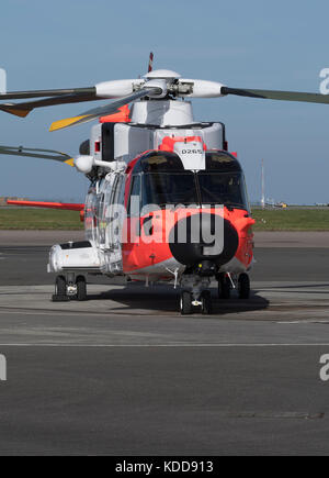 L'addestramento del personale di bordo si svolge all'aeroporto di Cornwall Newquay per gli equipaggi che presiede il Norwegian AW101, il più avanzato elicottero SAR al mondo di oggi Foto Stock