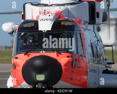 L'addestramento del personale di bordo si svolge all'aeroporto di Cornwall Newquay per gli equipaggi che presiede il Norwegian AW101, il più avanzato elicottero SAR al mondo di oggi Foto Stock