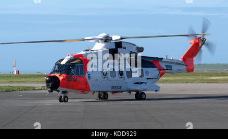 L'addestramento del personale di bordo si svolge all'aeroporto di Cornwall Newquay per gli equipaggi che presiede il Norwegian AW101, il più avanzato elicottero SAR al mondo di oggi Foto Stock