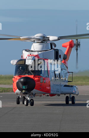 L'addestramento del personale di bordo si svolge all'aeroporto di Cornwall Newquay per gli equipaggi che presiede il Norwegian AW101, il più avanzato elicottero SAR al mondo di oggi Foto Stock